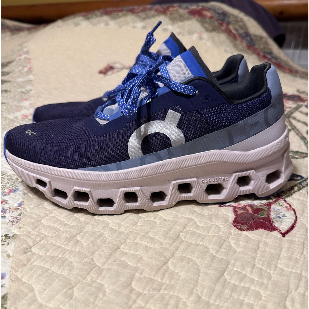 Women’s On Cloudmonster size 8 pre owned excellent condition